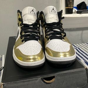 Air Jorden 1 mid SE metallic gold white and black